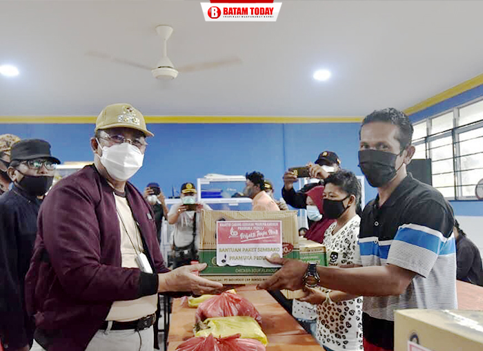 Ka. Kwarcab Pramuka Kabupaten Karimun, H. Anwar Hasyim saat menyerahkan bantuan paket sembako kepada warga di Kecamatan Buru